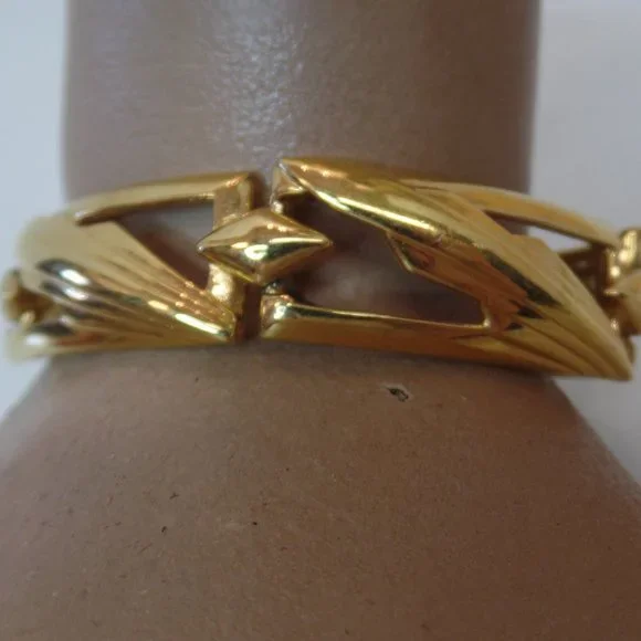 Vintage Monet Bracelet Gold Tone Links Leaf Design Cutouts 7" Fold Over Clasp - Picture 2 of 10